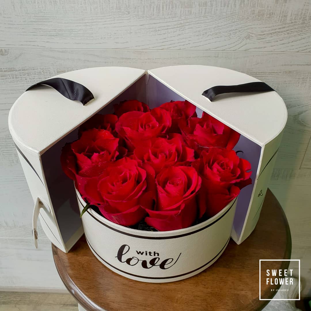 กล่อง แดงโรแมนติก คลาสสิก ดอกไม้หลัก กุหลาบ — ผลงานร้านดอกไม้ Sweetflower by Issaree — ภาพที่ 7 จาก 10
