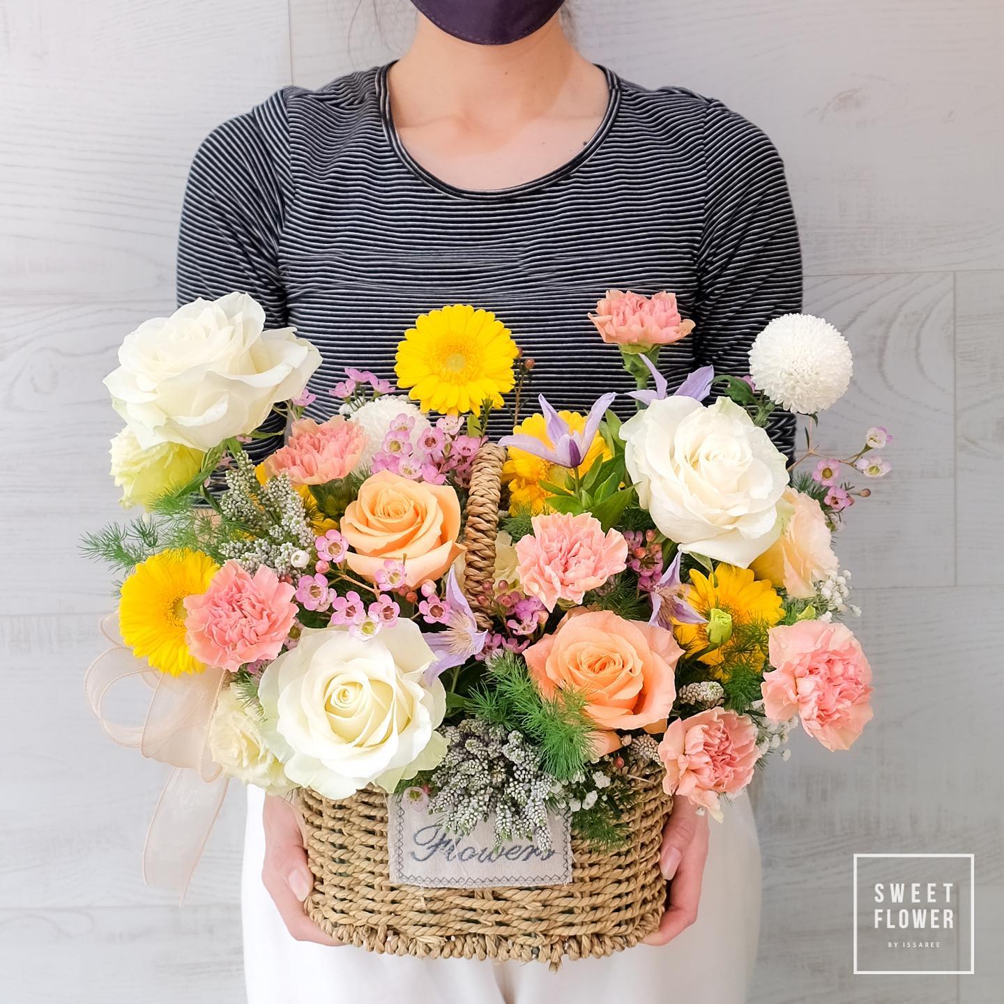 ตะกร้า หลากสี หวาน ดอกไม้หลัก กุหลาบ เยอบีร่า คาร์เนชั่น — ผลงานร้านดอกไม้ Sweetflower by Issaree