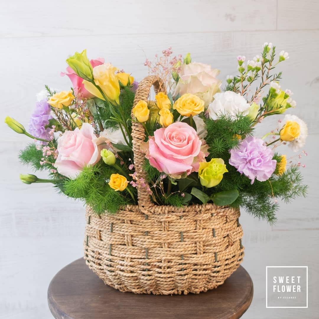 ตะกร้า หลากสี หวาน ดอกไม้หลัก กุหลาบ คาร์เนชั่น เบญจมาศ/มัม — ผลงานร้านดอกไม้ Sweetflower by Issaree