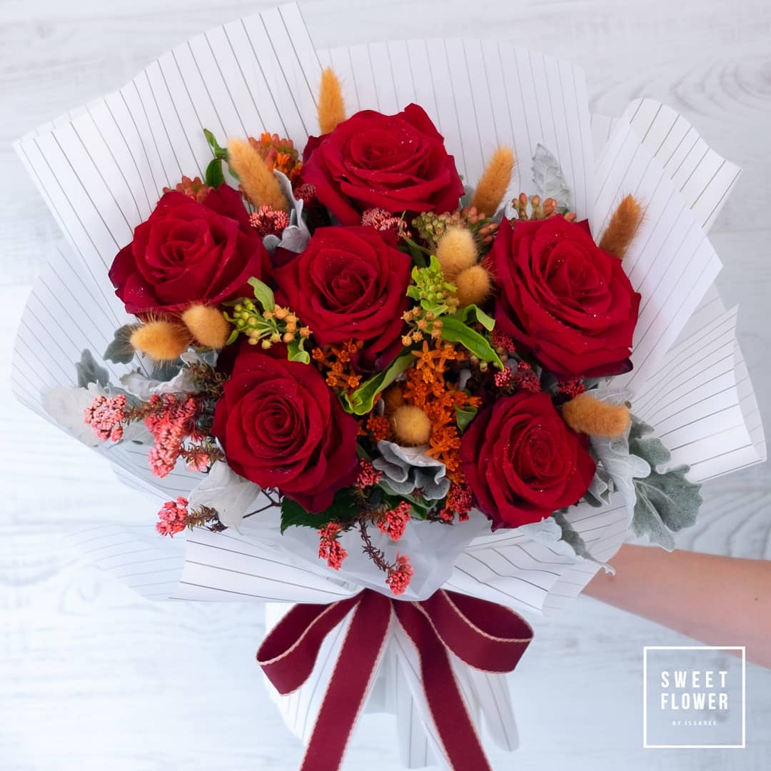 ช่อ แดงโรแมนติก หวาน ดอกไม้หลัก กุหลาบ คาร์เนชั่น ดอกไม้แห้ง — ผลงานร้านดอกไม้ Sweetflower by Issaree — ภาพที่ 2 จาก 2