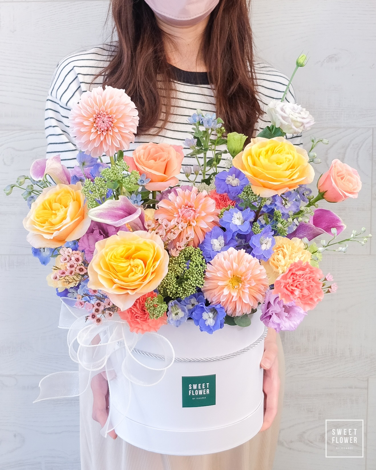 กล่อง หลากสี สดใส ดอกไม้หลัก ดาเลีย คาร์เนชั่น กุหลาบเอกวาดอร์ — ผลงานร้านดอกไม้ Sweetflower by Issaree