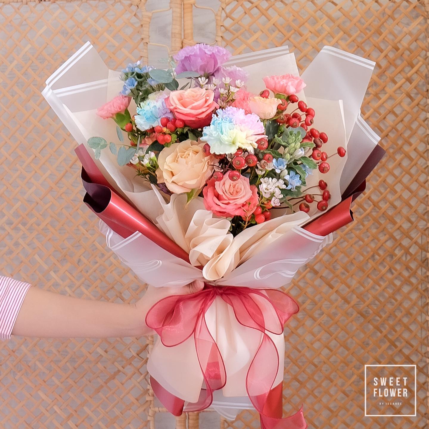 ช่อ หลากสี หวาน ดอกไม้หลัก กุหลาบ คาร์เนชั่น ไฮเดรนเยีย — ผลงานร้านดอกไม้ Sweetflower by Issaree — ภาพที่ 2 จาก 3