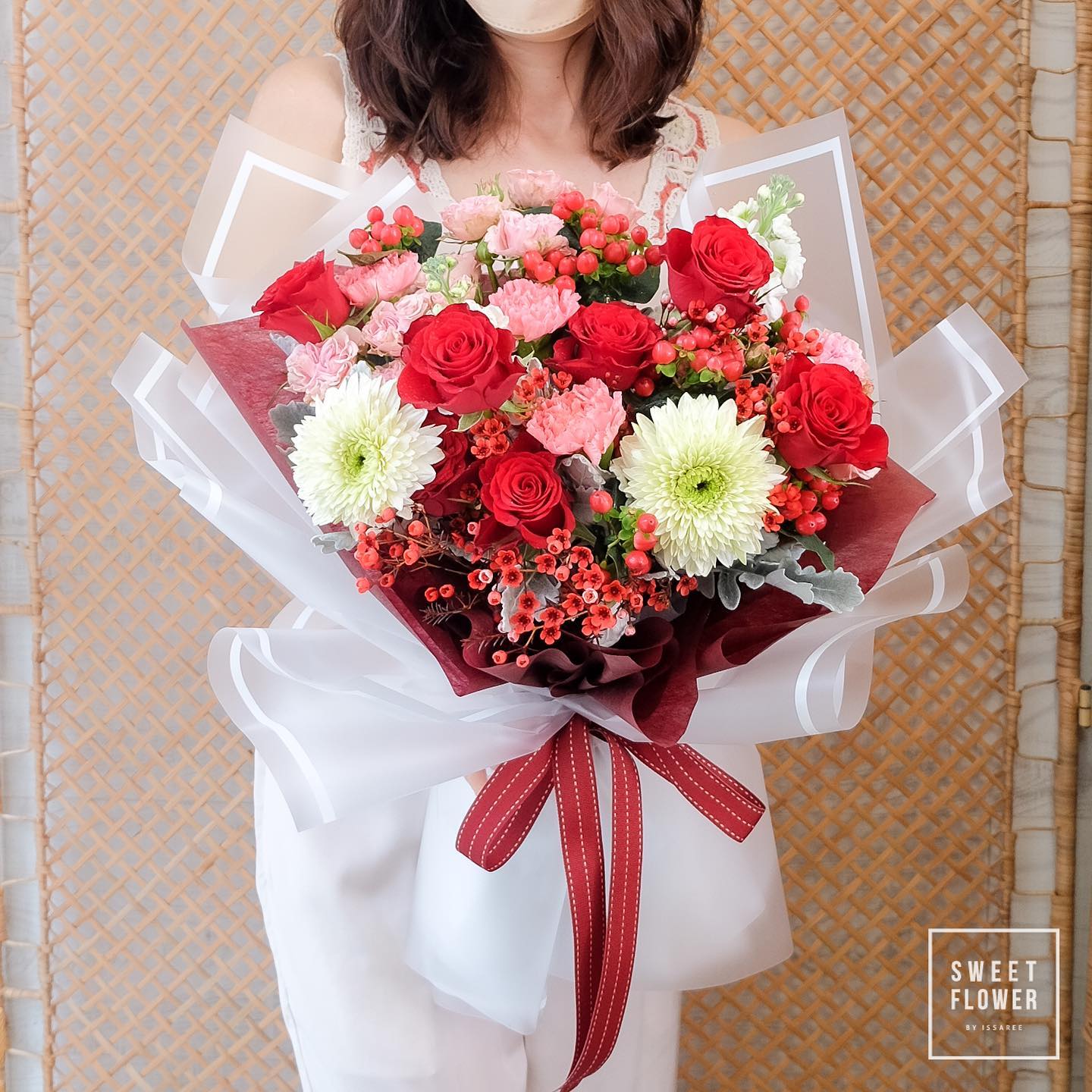ช่อ แดงโรแมนติก คลาสสิก ดอกไม้หลัก กุหลาบ เดซี่/มาร์กาเร็ต คาร์เนชั่น — ผลงานร้านดอกไม้ Sweetflower by Issaree