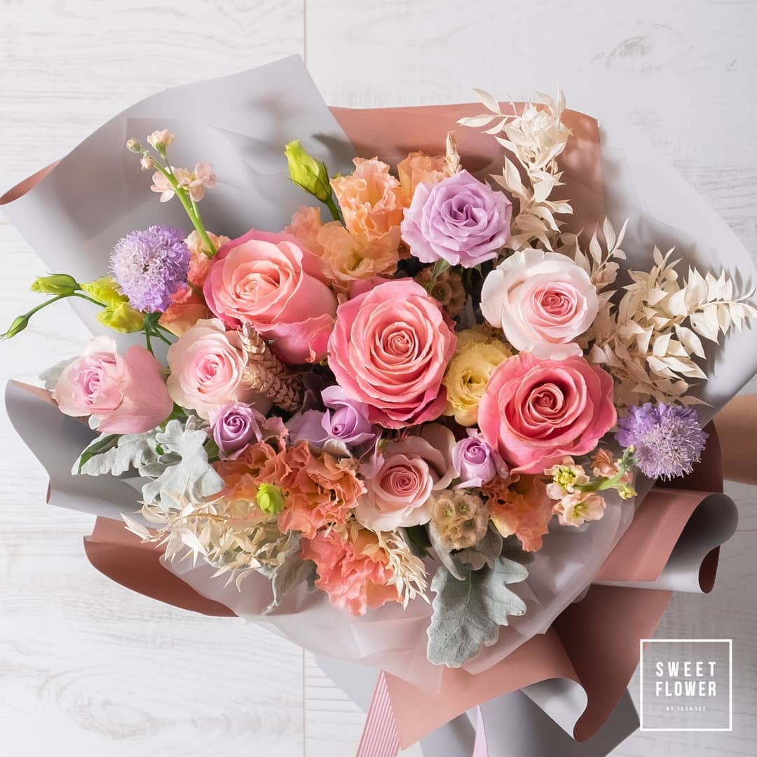 ช่อ หลากสี หวาน ดอกไม้หลัก กุหลาบ คาร์เนชั่น เบญจมาศ/มัม — ผลงานร้านดอกไม้ Sweetflower by Issaree — ภาพที่ 1 จาก 2