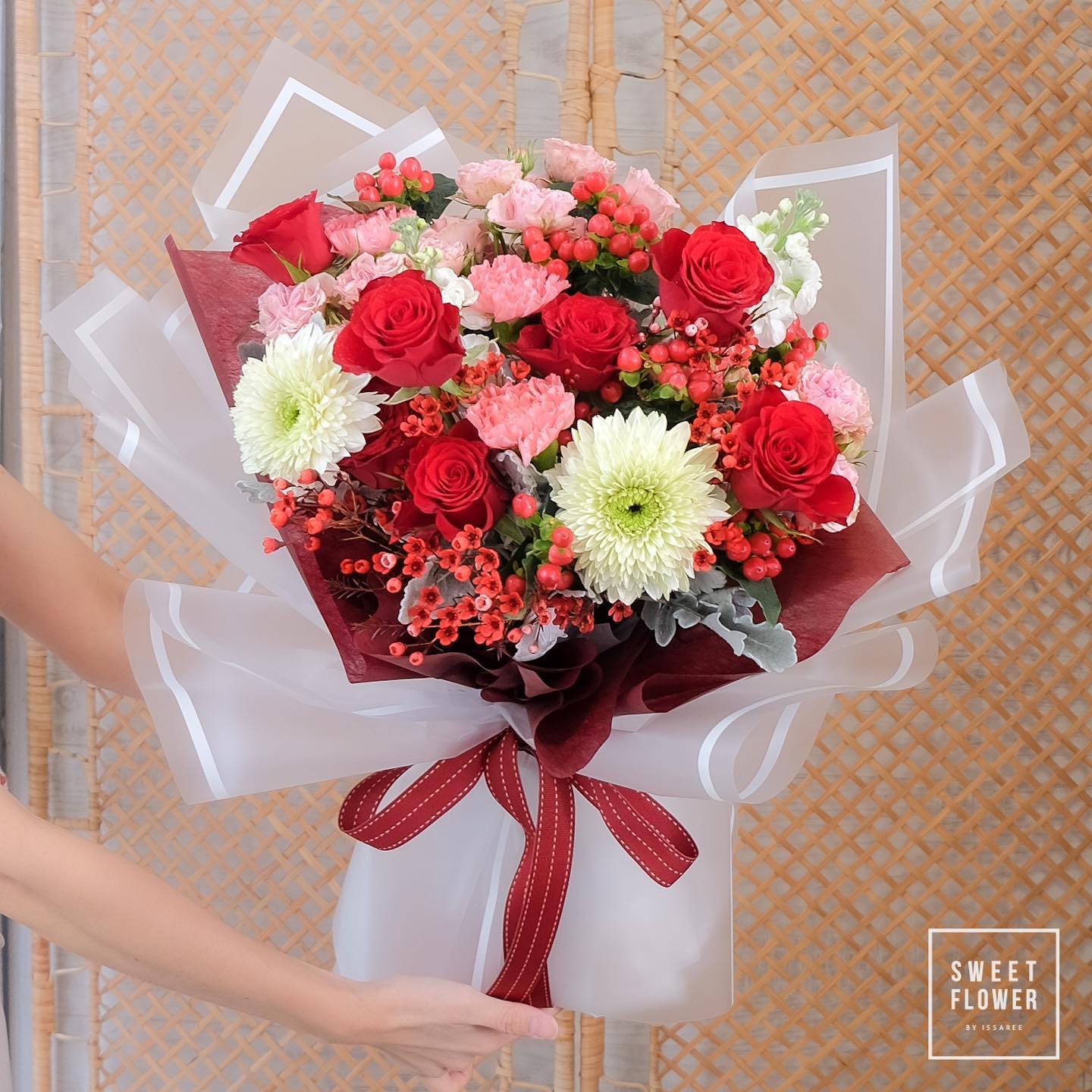 ช่อ แดงโรแมนติก คลาสสิก ดอกไม้หลัก กุหลาบ เดซี่/มาร์กาเร็ต คาร์เนชั่น — ผลงานร้านดอกไม้ Sweetflower by Issaree — ภาพที่ 2 จาก 2