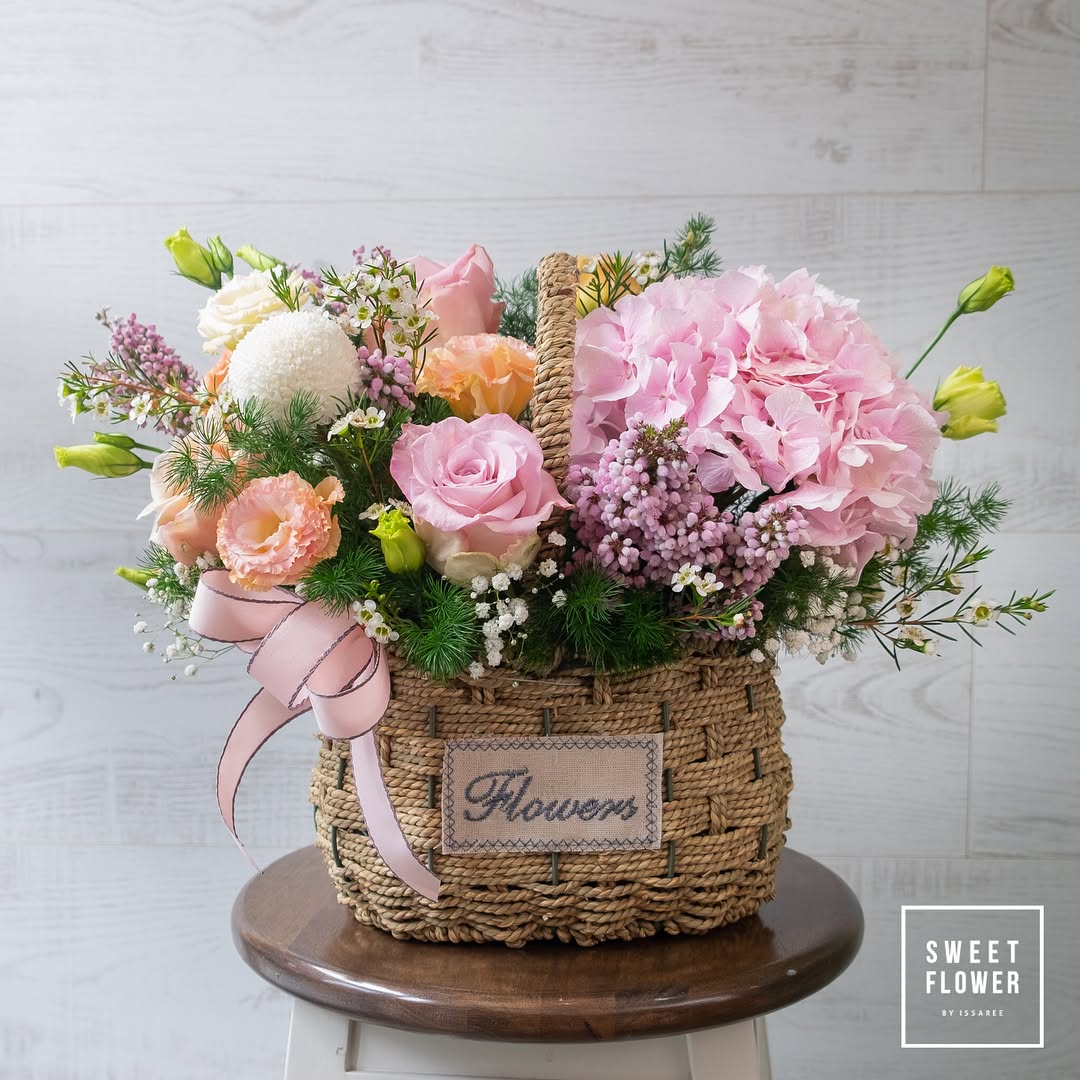 ตะกร้า พาสเทล หวาน ดอกไม้หลัก กุหลาบ คาร์เนชั่น ไฮเดรนเยีย — ผลงานร้านดอกไม้ Sweetflower by Issaree — ภาพที่ 4 จาก 6