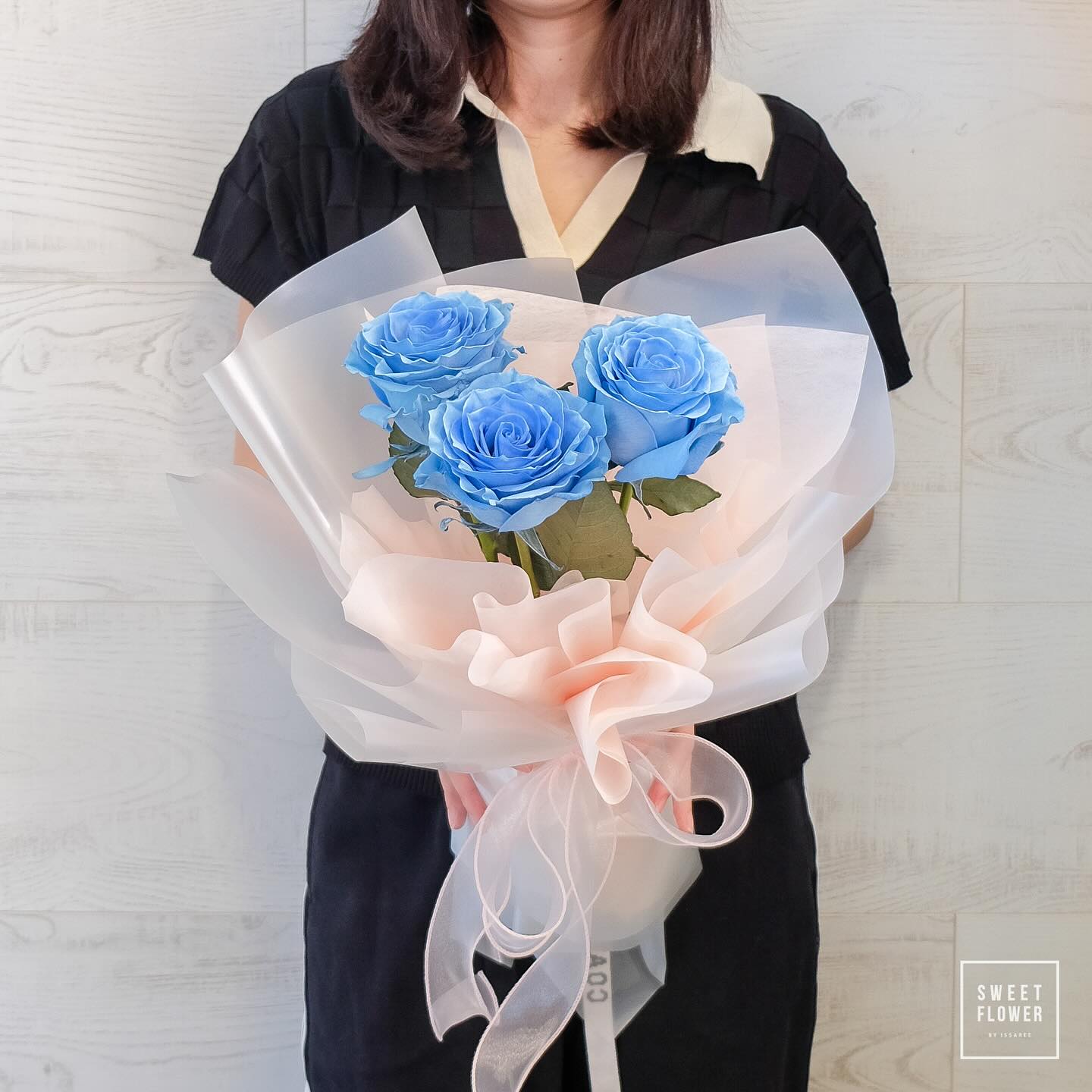 ช่อ ฟ้า คลาสสิก ดอกไม้หลัก กุหลาบเอกวาดอร์ — ผลงานร้านดอกไม้ Sweetflower by Issaree