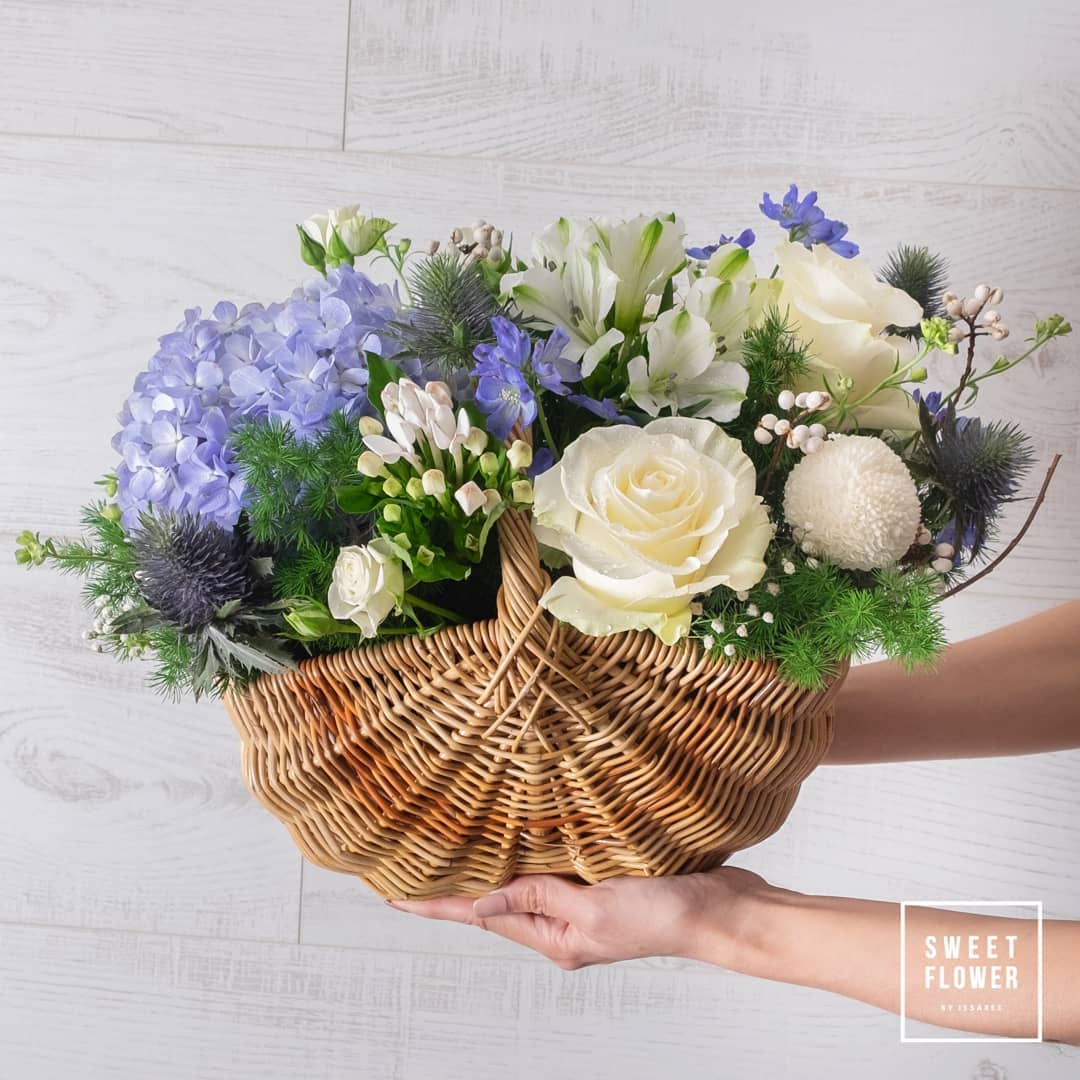 ตะกร้า ม่วง-ฟ้า หวาน ดอกไม้หลัก ไฮเดรนเยีย กุหลาบ ลิลลี่ — ผลงานร้านดอกไม้ Sweetflower by Issaree — ภาพที่ 2 จาก 7