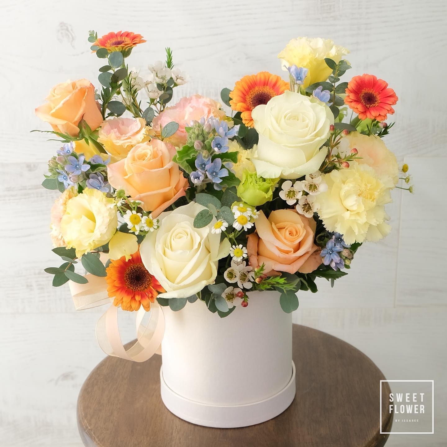 กล่อง เหลือง-ส้ม หวาน ดอกไม้หลัก กุหลาบ เยอบีร่า คาร์เนชั่น — ผลงานร้านดอกไม้ Sweetflower by Issaree