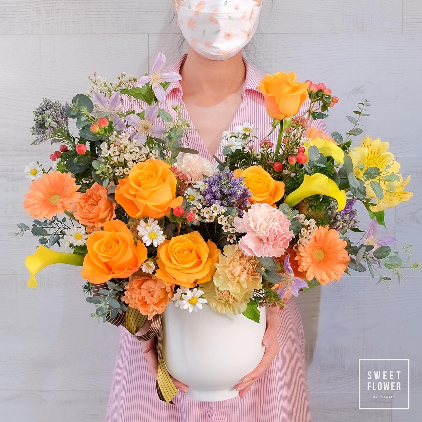 แจกัน เหลือง-ส้ม หวาน ดอกไม้หลัก กุหลาบ เยอบีร่า คาร์เนชั่น — ผลงานร้านดอกไม้ Sweetflower by Issaree