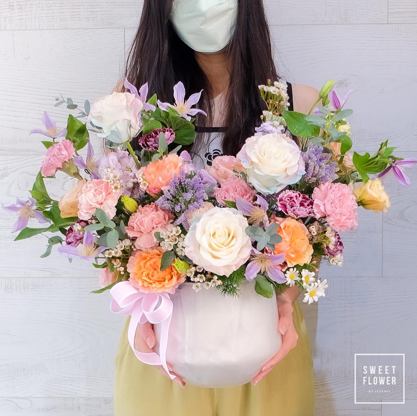 กล่อง พาสเทล หวาน ดอกไม้หลัก กุหลาบ คาร์เนชั่น ลิลลี่ — ผลงานร้านดอกไม้ Sweetflower by Issaree