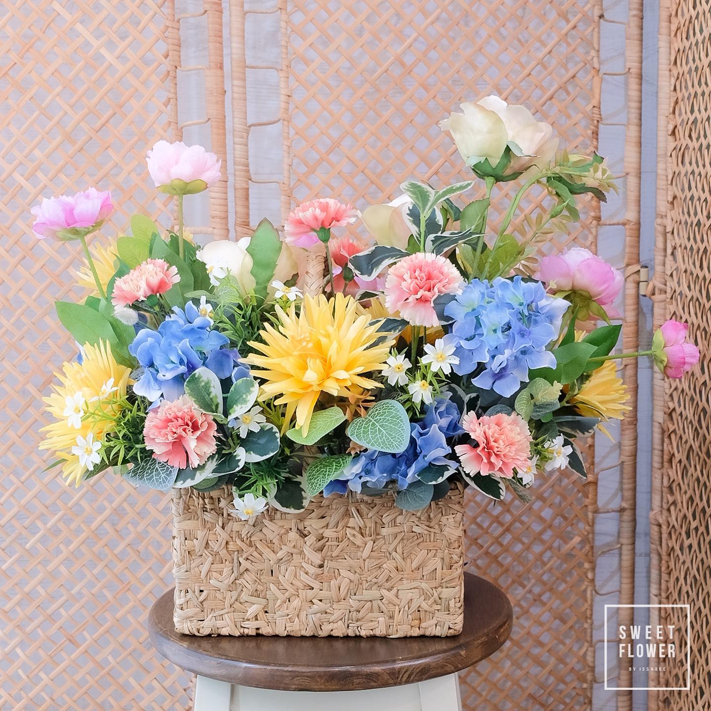 ตะกร้า หลากสี หวาน ดอกไม้หลัก กุหลาบ คาร์เนชั่น ไฮเดรนเยีย — ผลงานร้านดอกไม้ Sweetflower by Issaree