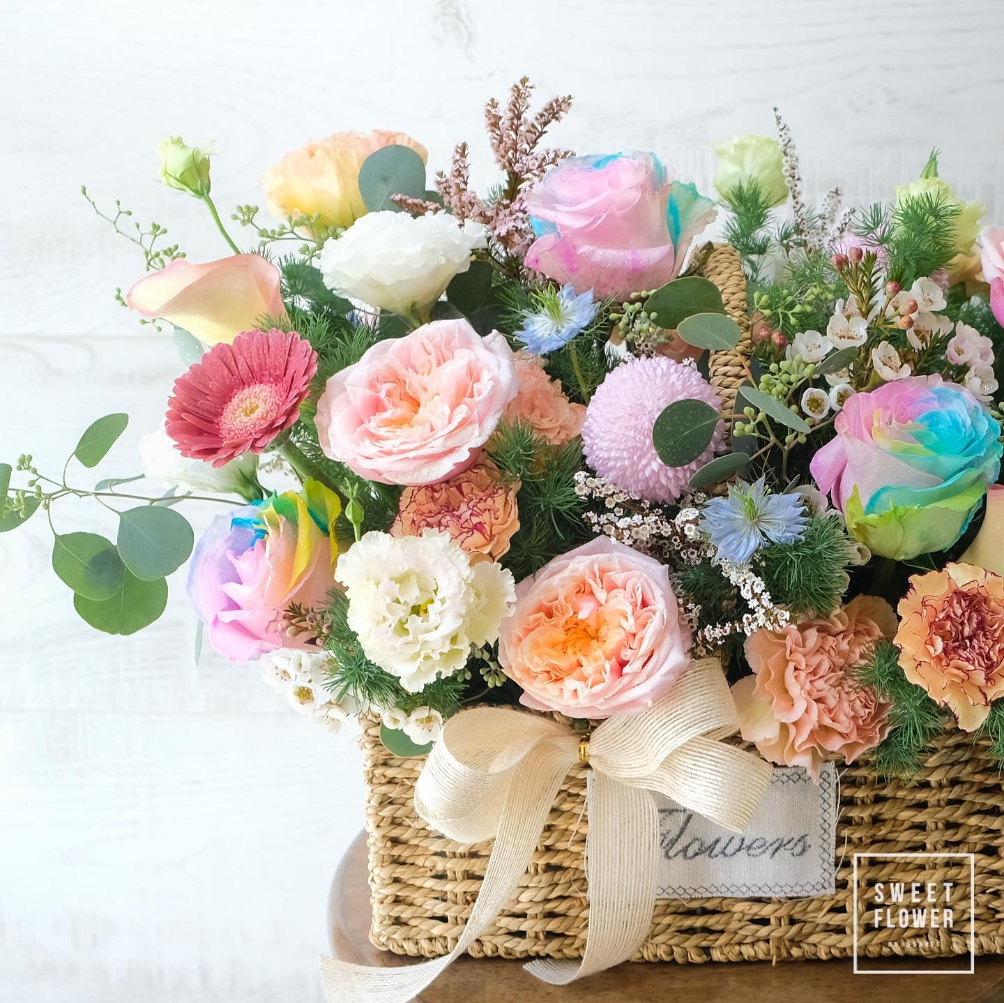 ตะกร้า หลากสี ดอกไม้หลัก กุหลาบ พีโอนี่ คาร์เนชั่น — ผลงานร้านดอกไม้ Sweetflower by Issaree