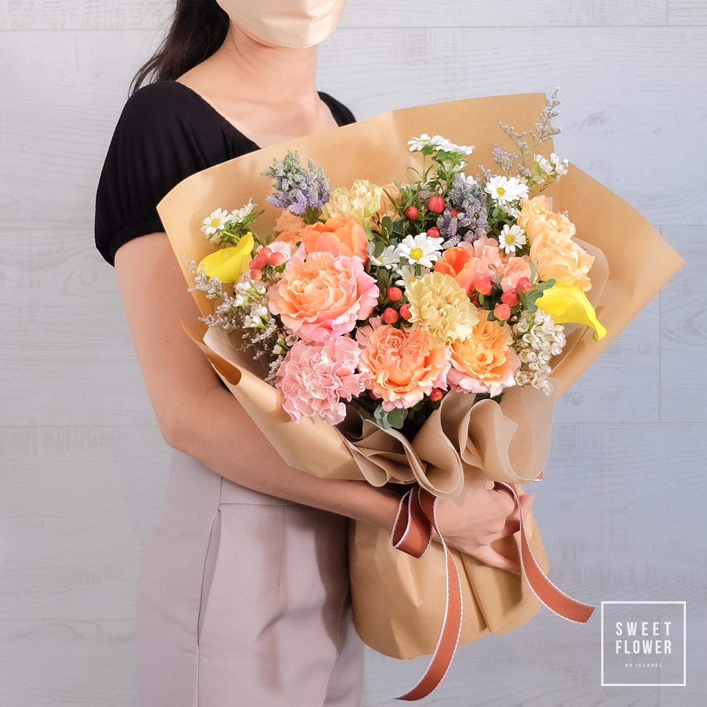 ช่อ เหลือง-ส้ม หวาน ดอกไม้หลัก กุหลาบ คาร์เนชั่น เดซี่/มาร์กาเร็ต — ผลงานร้านดอกไม้ Sweetflower by Issaree — ภาพที่ 2 จาก 2