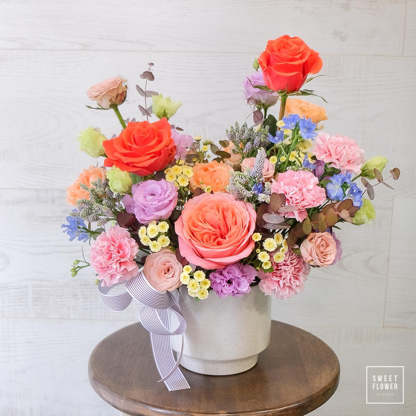 แจกัน หลากสี หวาน ดอกไม้หลัก กุหลาบ คาร์เนชั่น เบญจมาศ/มัม — ผลงานร้านดอกไม้ Sweetflower by Issaree