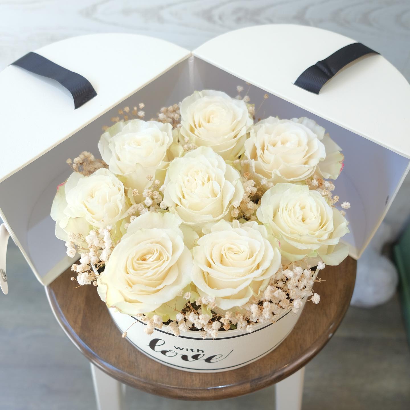 กล่อง ขาว-เขียว ดอกไม้หลัก กุหลาบ เบบี้บรีธ/ยิปโซ — ผลงานร้านดอกไม้ Sweetflower by Issaree — ภาพที่ 6 จาก 6