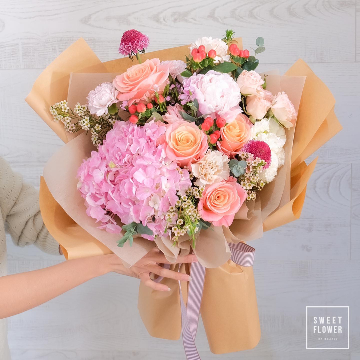 ช่อ พาสเทล หวาน ดอกไม้หลัก ไฮเดรนเยีย กุหลาบ คาร์เนชั่น — ผลงานร้านดอกไม้ Sweetflower by Issaree