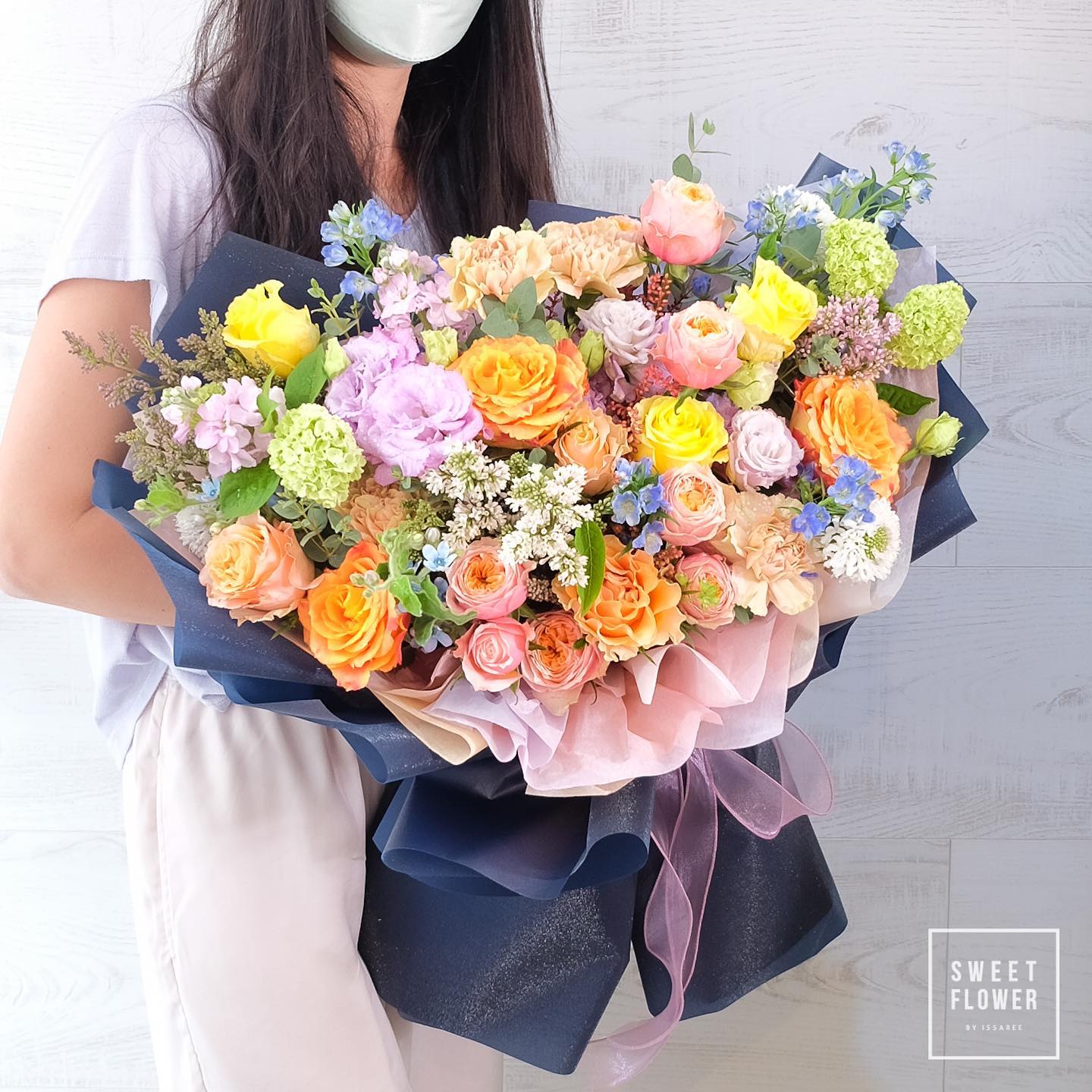 ช่อ เหลือง-ส้ม หวาน ดอกไม้หลัก กุหลาบ ไฮเดรนเยีย คาร์เนชั่น — ผลงานร้านดอกไม้ Sweetflower by Issaree
