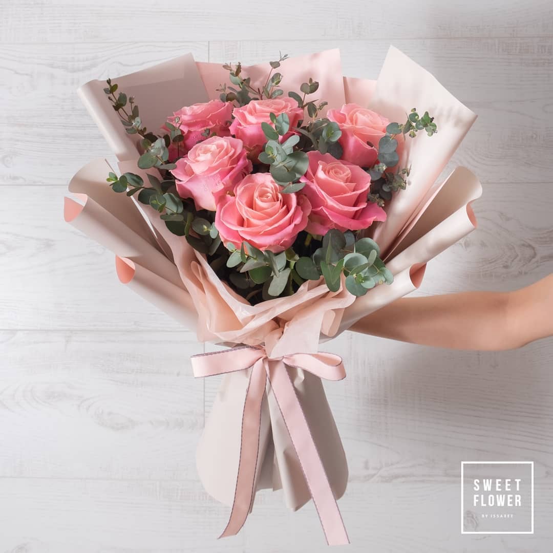 ช่อ แดงโรแมนติก หวาน ดอกไม้หลัก กุหลาบ ยูคาลิปตัส/ใบไม้ — ผลงานร้านดอกไม้ Sweetflower by Issaree — ภาพที่ 3 จาก 3