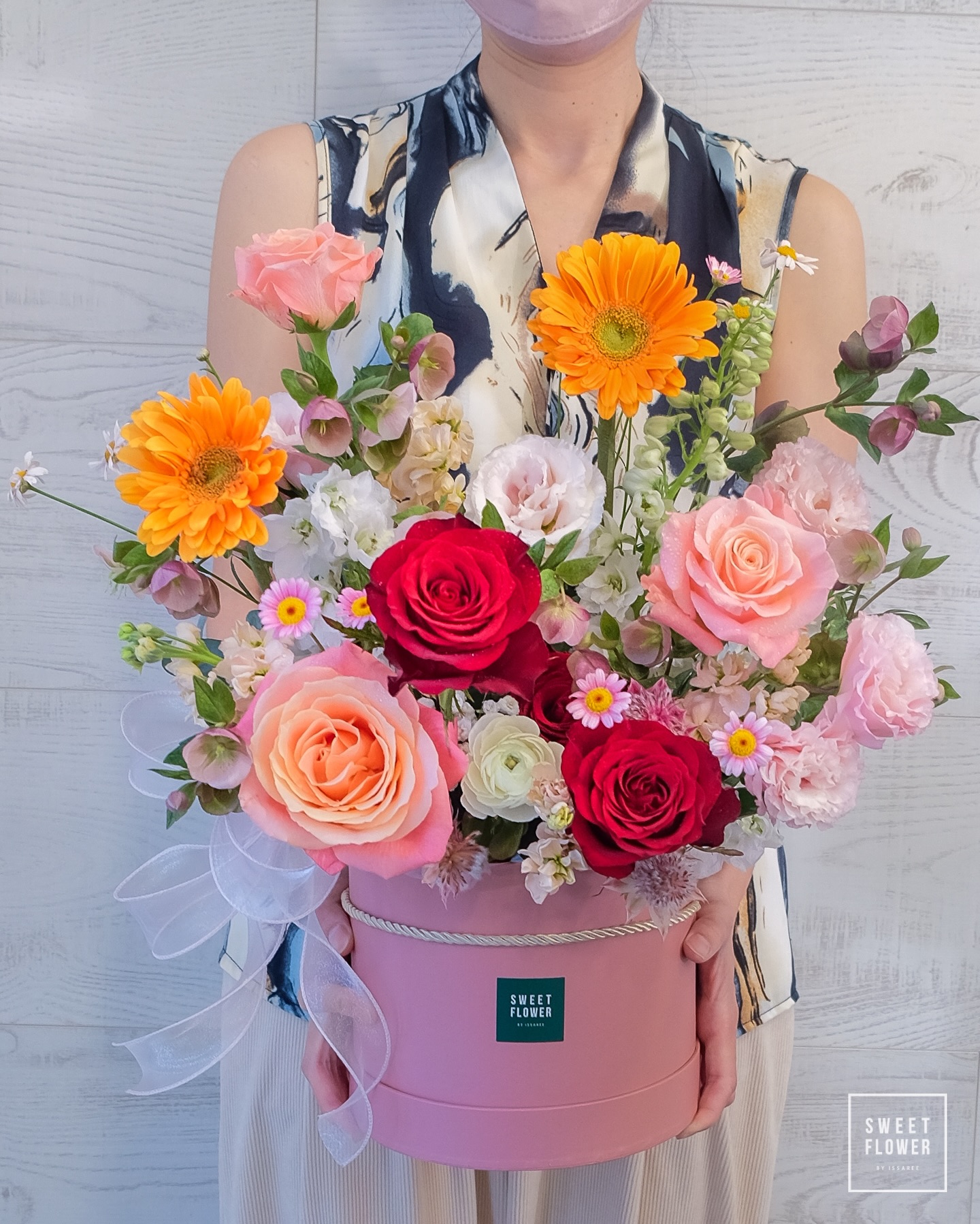 กล่อง หลากสี หวาน ดอกไม้หลัก กุหลาบ เยอบีร่า คาร์เนชั่น — ผลงานร้านดอกไม้ Sweetflower by Issaree — ภาพที่ 2 จาก 4