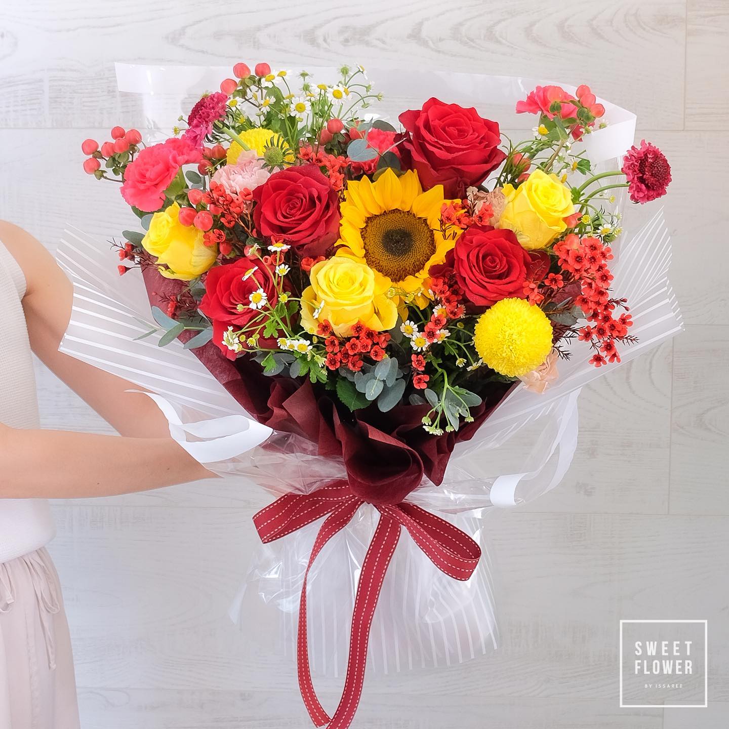 ช่อ เหลือง-ส้ม หวาน ดอกไม้หลัก กุหลาบ ทานตะวัน คาร์เนชั่น — ผลงานร้านดอกไม้ Sweetflower by Issaree — ภาพที่ 3 จาก 3