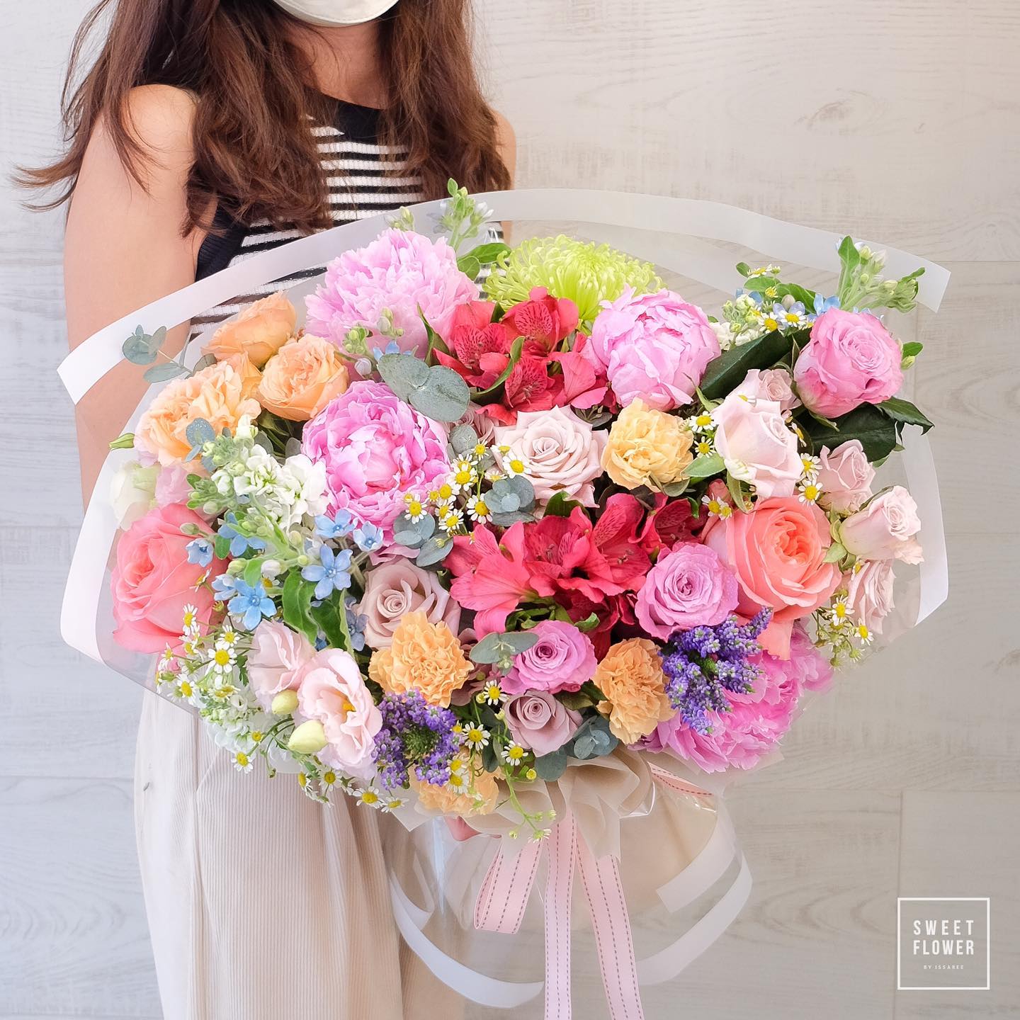 ช่อ หลากสี หวาน ดอกไม้หลัก กุหลาบ พีโอนี่ คาร์เนชั่น — ผลงานร้านดอกไม้ Sweetflower by Issaree — ภาพที่ 2 จาก 2