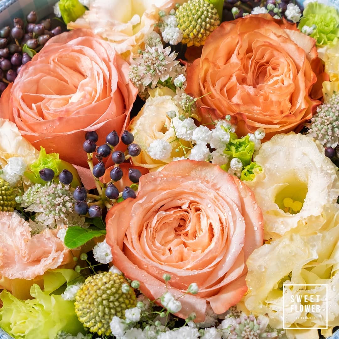 กล่อง เหลือง-ส้ม หวาน ดอกไม้หลัก กุหลาบ คาร์เนชั่น โปรตีอา — ผลงานร้านดอกไม้ Sweetflower by Issaree — ภาพที่ 2 จาก 2