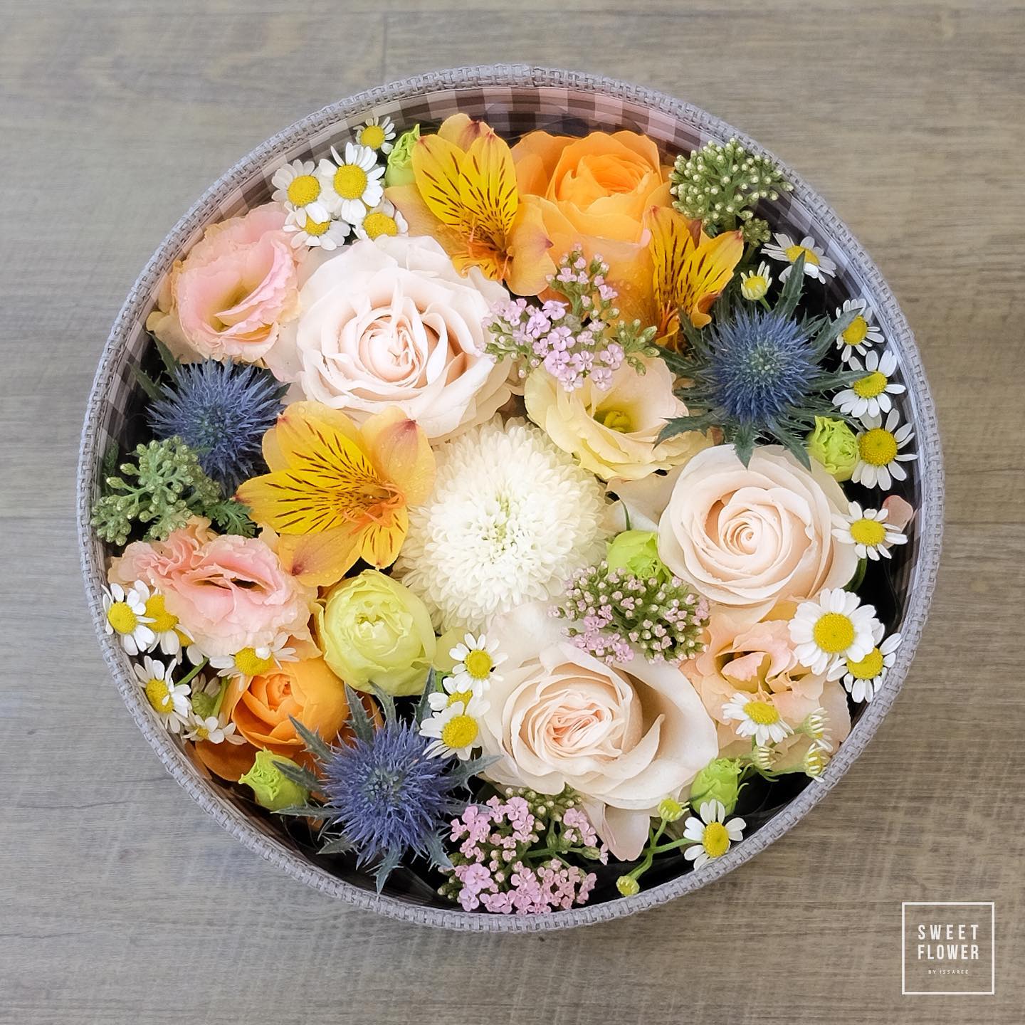 กล่อง เหลือง-ส้ม หวาน ดอกไม้หลัก กุหลาบ เดซี่/มาร์กาเร็ต เยอบีร่า — ผลงานร้านดอกไม้ Sweetflower by Issaree