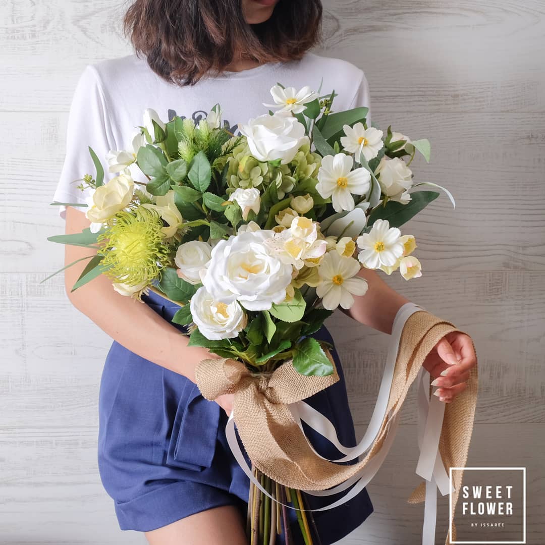 ช่อ ขาว-เขียว หวาน ดอกไม้หลัก กุหลาบ เดซี่/มาร์กาเร็ต โปรตีอา — ผลงานร้านดอกไม้ Sweetflower by Issaree — ภาพที่ 2 จาก 2