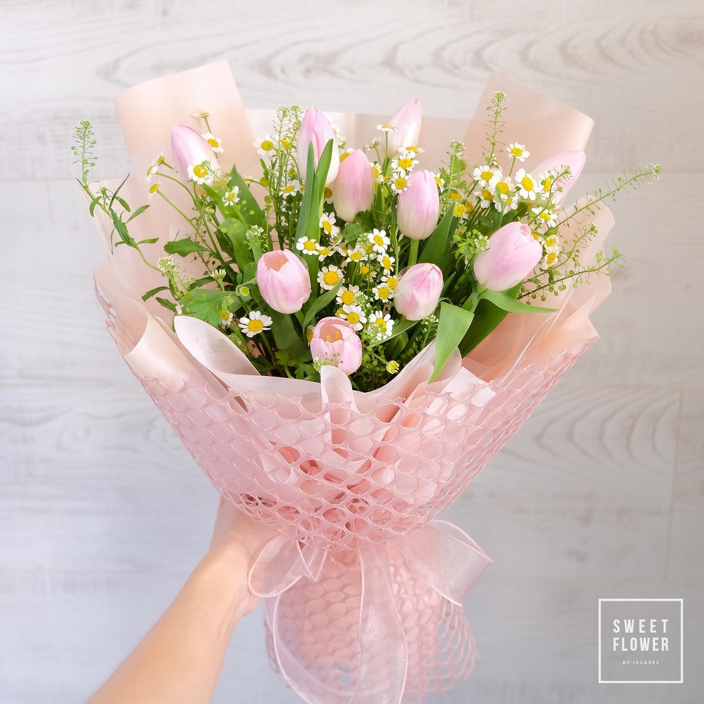 ช่อ พาสเทล หวาน ดอกไม้หลัก ทิวลิป เดซี่/มาร์กาเร็ต ยูคาลิปตัส/ใบไม้ — ผลงานร้านดอกไม้ Sweetflower by Issaree