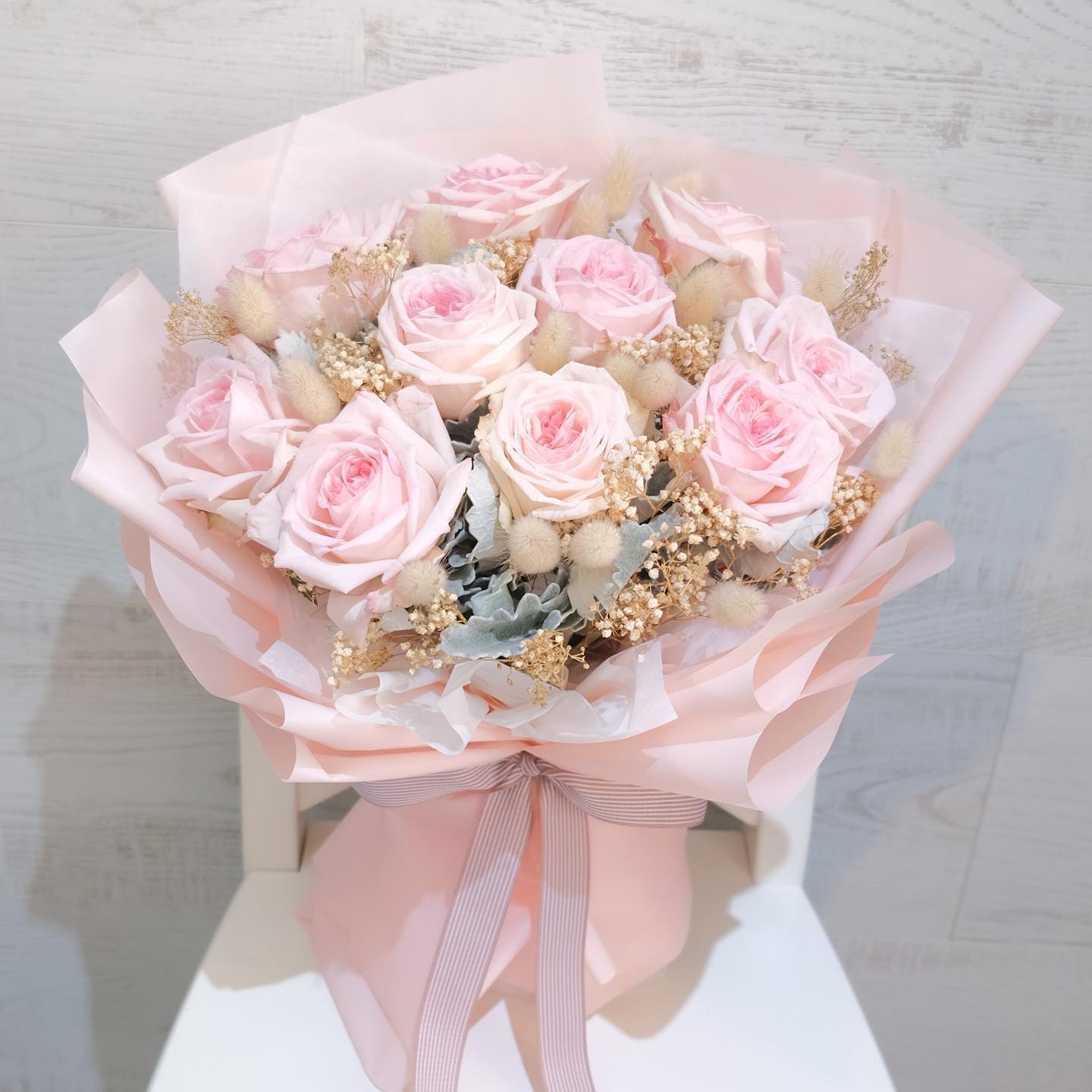 กล่อง พาสเทล หวาน ดอกไม้หลัก กุหลาบ เบบี้บรีธ/ยิปโซ ยูคาลิปตัส/ใบไม้ — ผลงานร้านดอกไม้ Sweetflower by Issaree — ภาพที่ 1 จาก 1