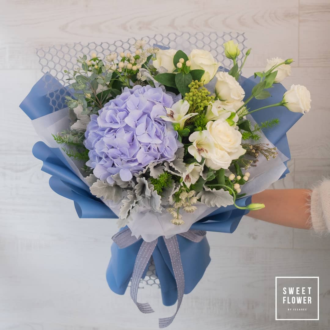 ช่อ ม่วง-ฟ้า หวาน ดอกไม้หลัก ไฮเดรนเยีย กุหลาบ คาร์เนชั่น — ผลงานร้านดอกไม้ Sweetflower by Issaree — ภาพที่ 2 จาก 3