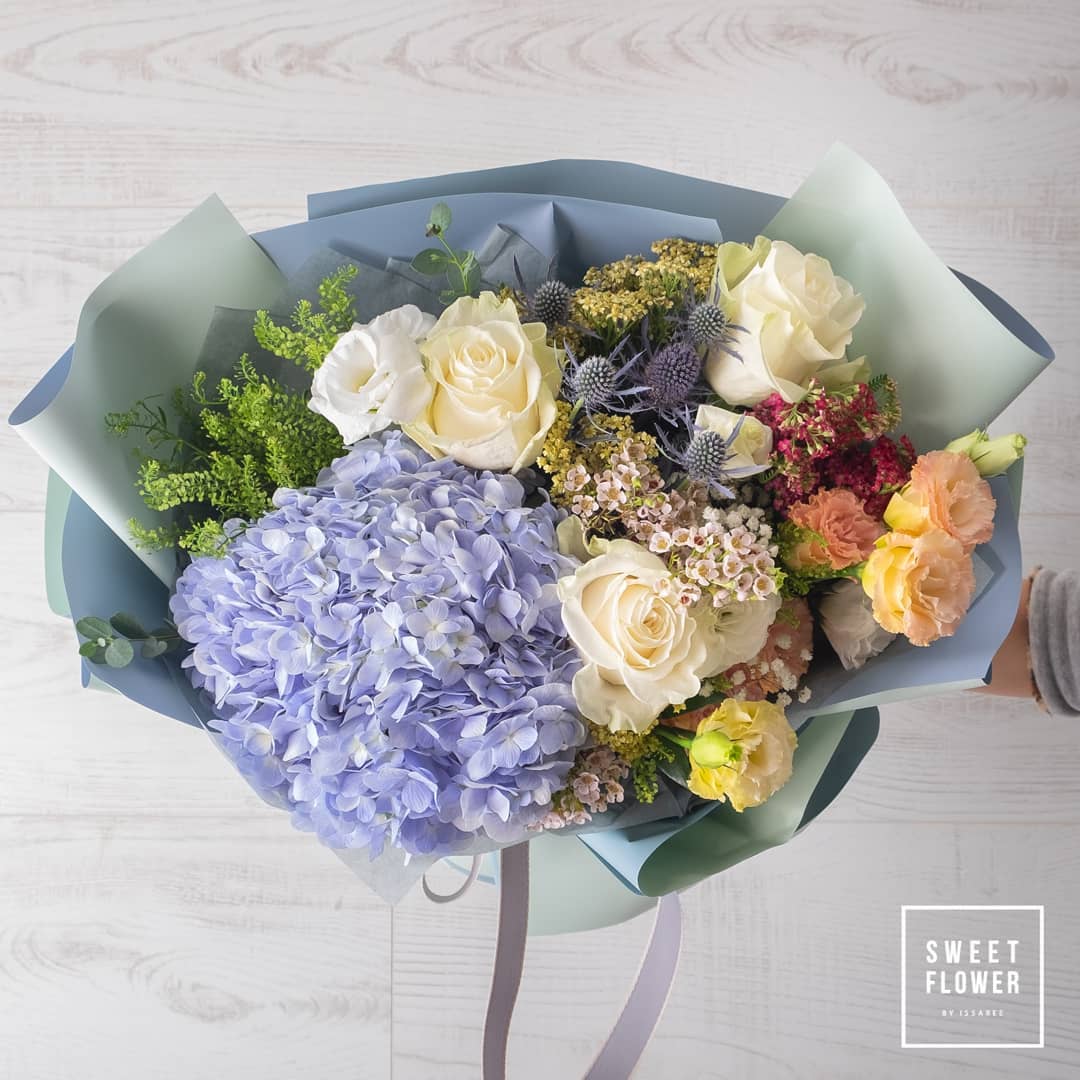 ช่อ ม่วง-ฟ้า หวาน ดอกไม้หลัก ไฮเดรนเยีย กุหลาบ คาร์เนชั่น — ผลงานร้านดอกไม้ Sweetflower by Issaree — ภาพที่ 2 จาก 3