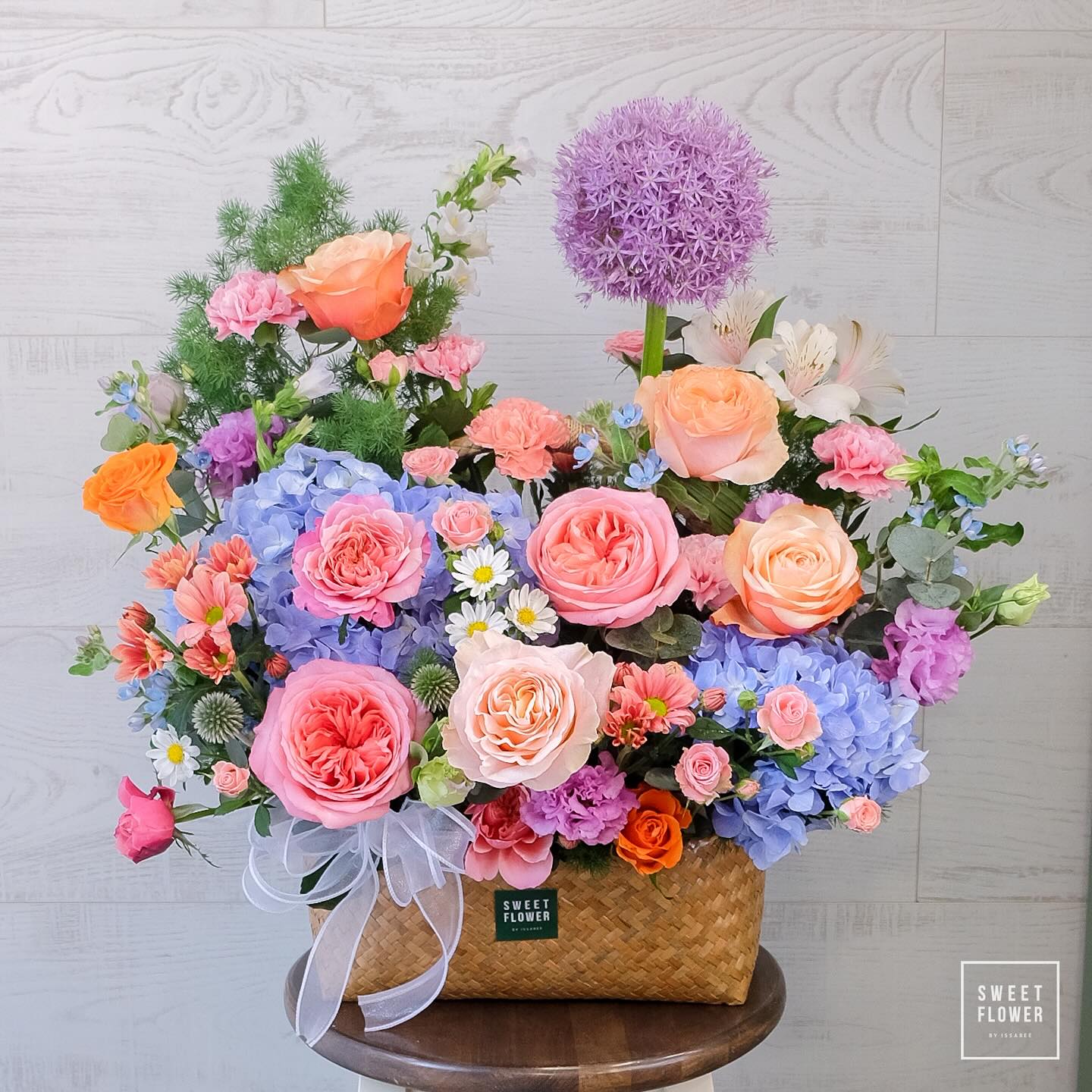 ตะกร้า หลากสี ดอกไม้หลัก กุหลาบ ไฮเดรนเยีย คาร์เนชั่น — ผลงานร้านดอกไม้ Sweetflower by Issaree