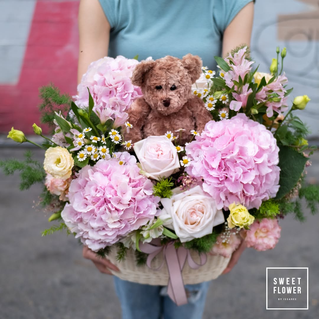 ตะกร้า พาสเทล สดใส ดอกไม้หลัก ไฮเดรนเยีย กุหลาบ คาร์เนชั่น — ผลงานร้านดอกไม้ Sweetflower by Issaree — ภาพที่ 4 จาก 5