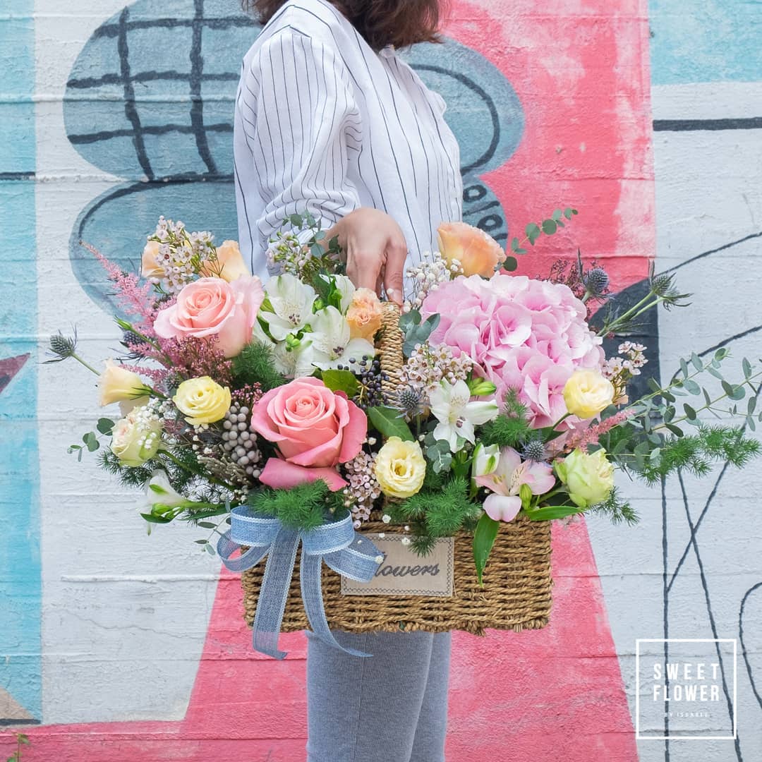 ตะกร้า พาสเทล หวาน ดอกไม้หลัก กุหลาบ พีโอนี่ ลิลลี่ — ผลงานร้านดอกไม้ Sweetflower by Issaree — ภาพที่ 4 จาก 5
