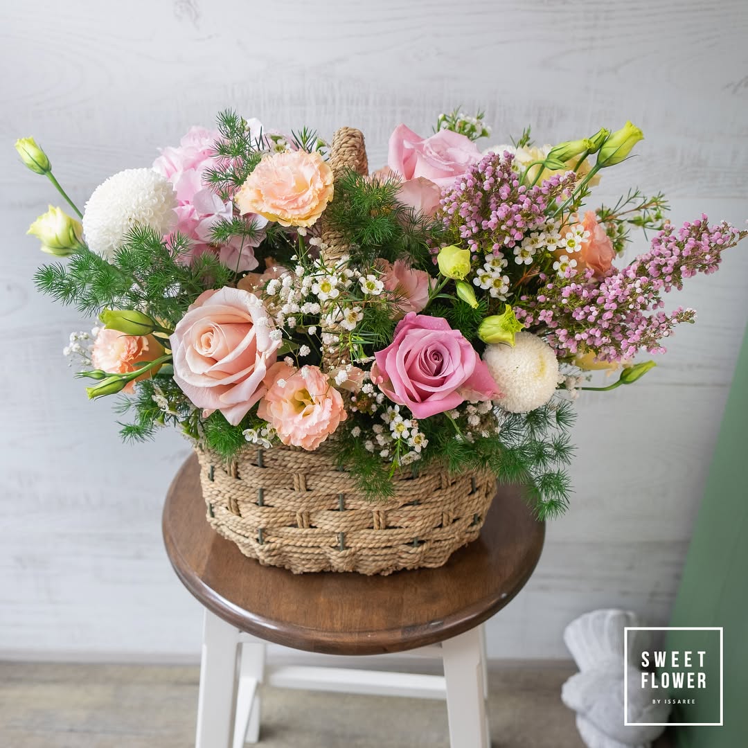 ตะกร้า พาสเทล หวาน ดอกไม้หลัก กุหลาบ คาร์เนชั่น ไฮเดรนเยีย — ผลงานร้านดอกไม้ Sweetflower by Issaree — ภาพที่ 5 จาก 6
