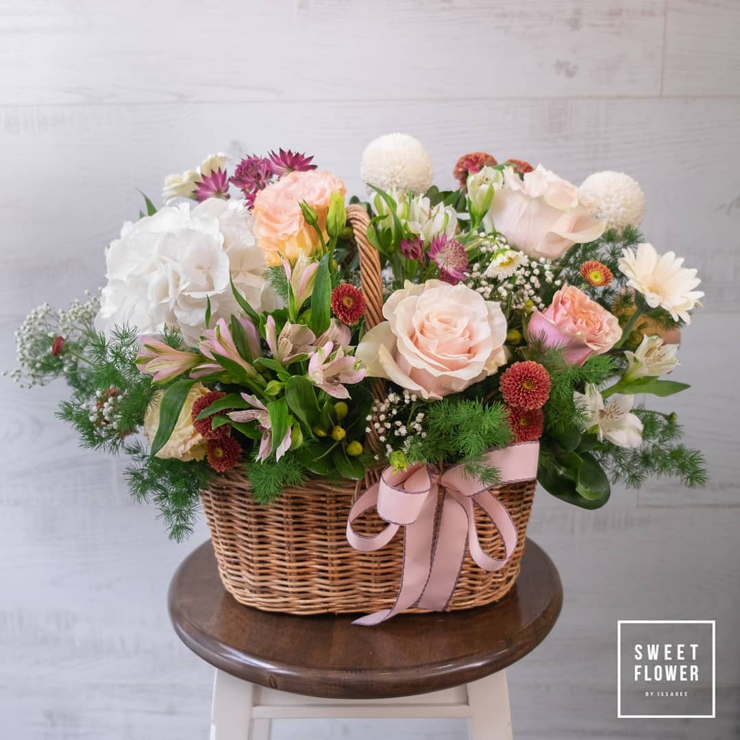 ตะกร้า หลากสี หวาน ดอกไม้หลัก กุหลาบ คาร์เนชั่น เบญจมาศ/มัม — ผลงานร้านดอกไม้ Sweetflower by Issaree — ภาพที่ 2 จาก 2
