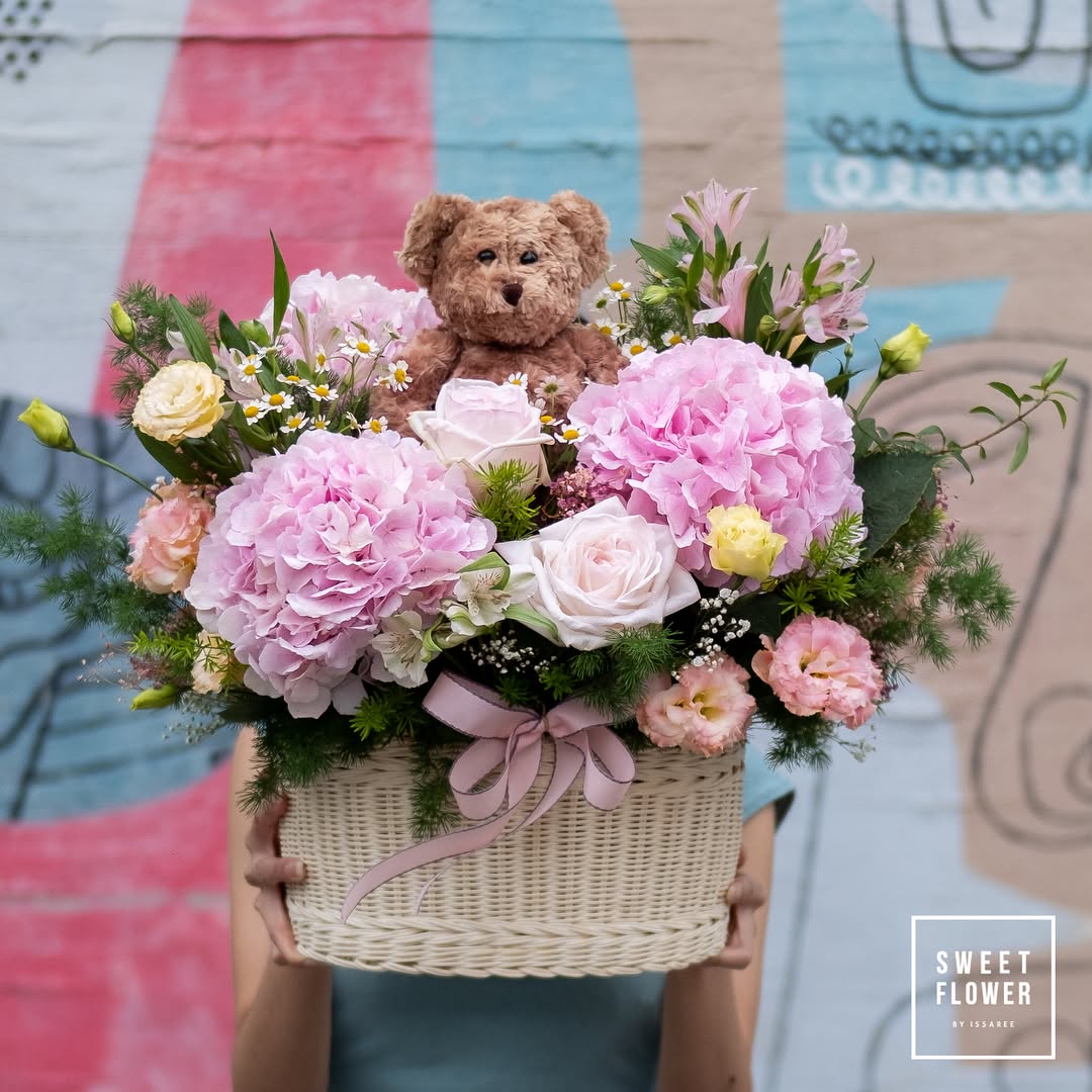 ตะกร้า พาสเทล สดใส ดอกไม้หลัก ไฮเดรนเยีย กุหลาบ คาร์เนชั่น — ผลงานร้านดอกไม้ Sweetflower by Issaree — ภาพที่ 5 จาก 5