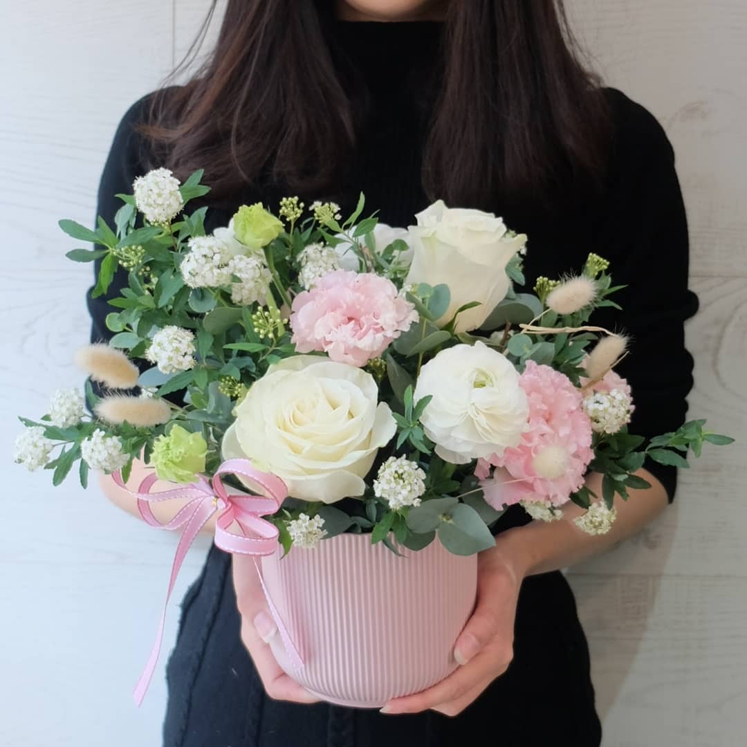 กล่อง พาสเทล หวาน ดอกไม้หลัก กุหลาบ คาร์เนชั่น เบบี้บรีธ/ยิปโซ — ผลงานร้านดอกไม้ Sweetflower by Issaree