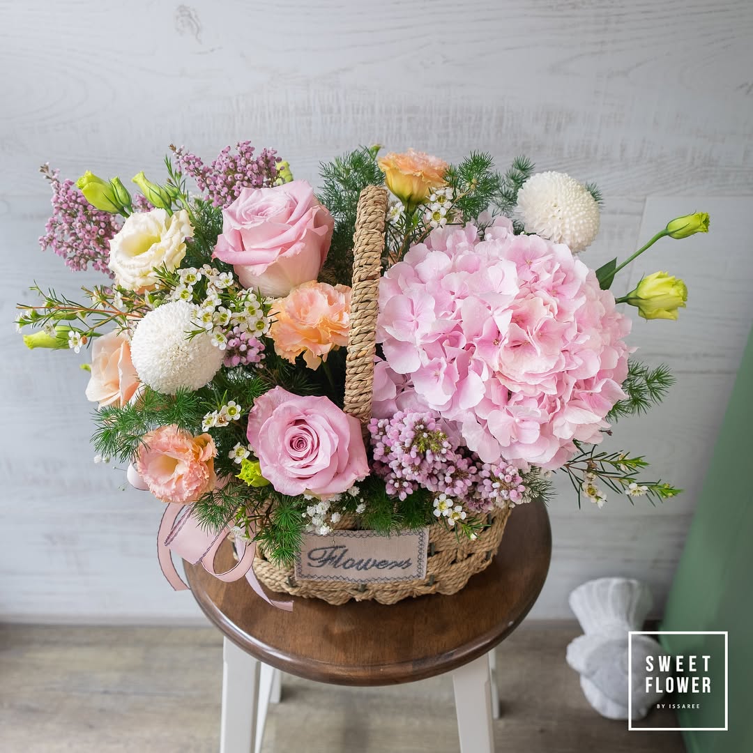 ตะกร้า พาสเทล หวาน ดอกไม้หลัก กุหลาบ คาร์เนชั่น ไฮเดรนเยีย — ผลงานร้านดอกไม้ Sweetflower by Issaree — ภาพที่ 6 จาก 6