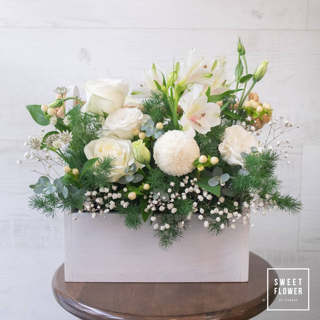 กล่อง ขาว-เขียว หวาน ดอกไม้หลัก กุหลาบ ลิลลี่ คาร์เนชั่น — ผลงานร้านดอกไม้ Sweetflower by Issaree — ภาพที่ 3 จาก 3