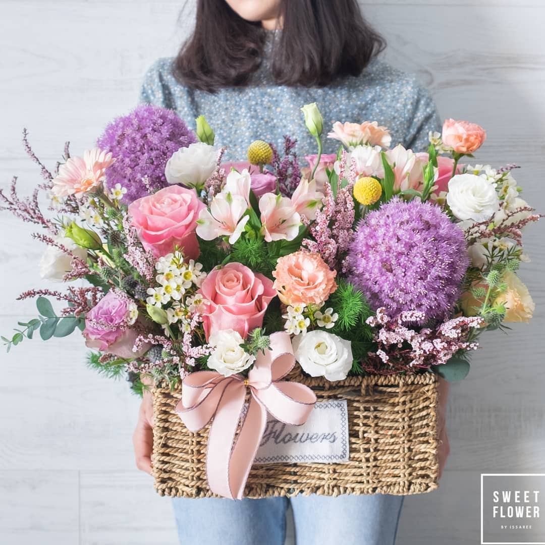 ตะกร้า หลากสี หวาน ดอกไม้หลัก กุหลาบ คาร์เนชั่น ไฮเดรนเยีย — ผลงานร้านดอกไม้ Sweetflower by Issaree — ภาพที่ 2 จาก 2