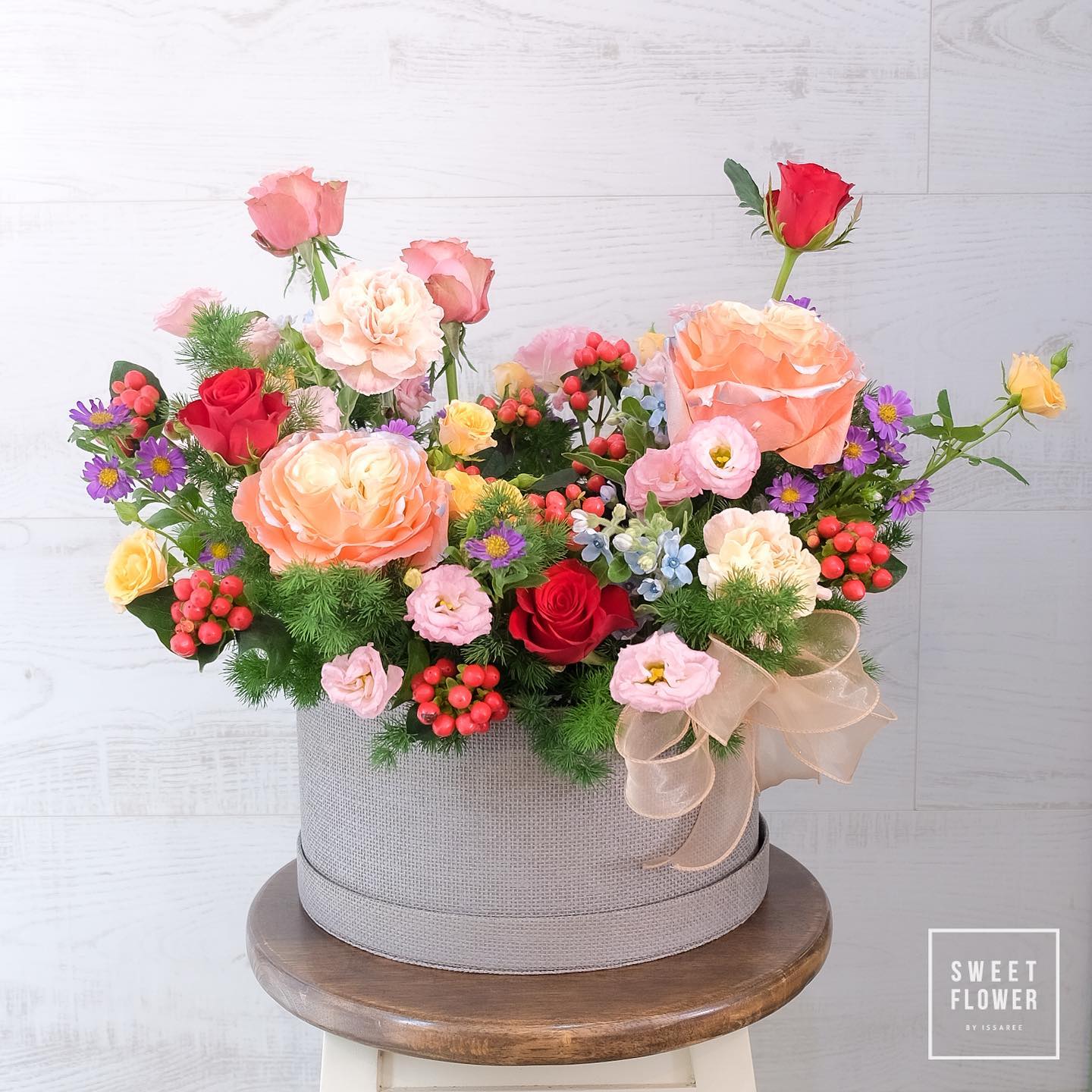 กล่อง หลากสี ดอกไม้หลัก กุหลาบ คาร์เนชั่น เบญจมาศ/มัม — ผลงานร้านดอกไม้ Sweetflower by Issaree