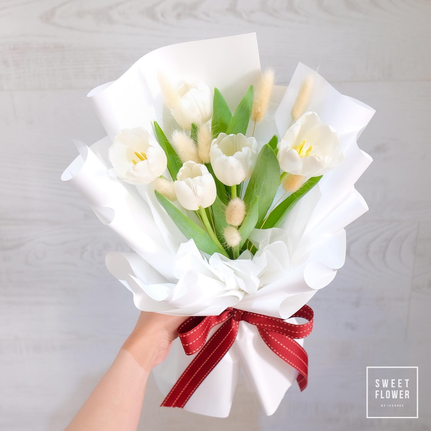 ช่อ ขาว-เขียว หวาน ดอกไม้หลัก ทิวลิป ลิลลี่ — ผลงานร้านดอกไม้ Sweetflower by Issaree — ภาพที่ 2 จาก 3