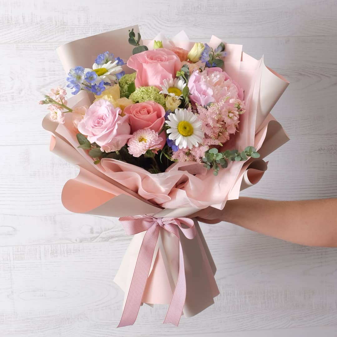 ช่อ พาสเทล หวาน ดอกไม้หลัก กุหลาบ พีโอนี่ เดซี่/มาร์กาเร็ต — ผลงานร้านดอกไม้ Sweetflower by Issaree — ภาพที่ 3 จาก 4