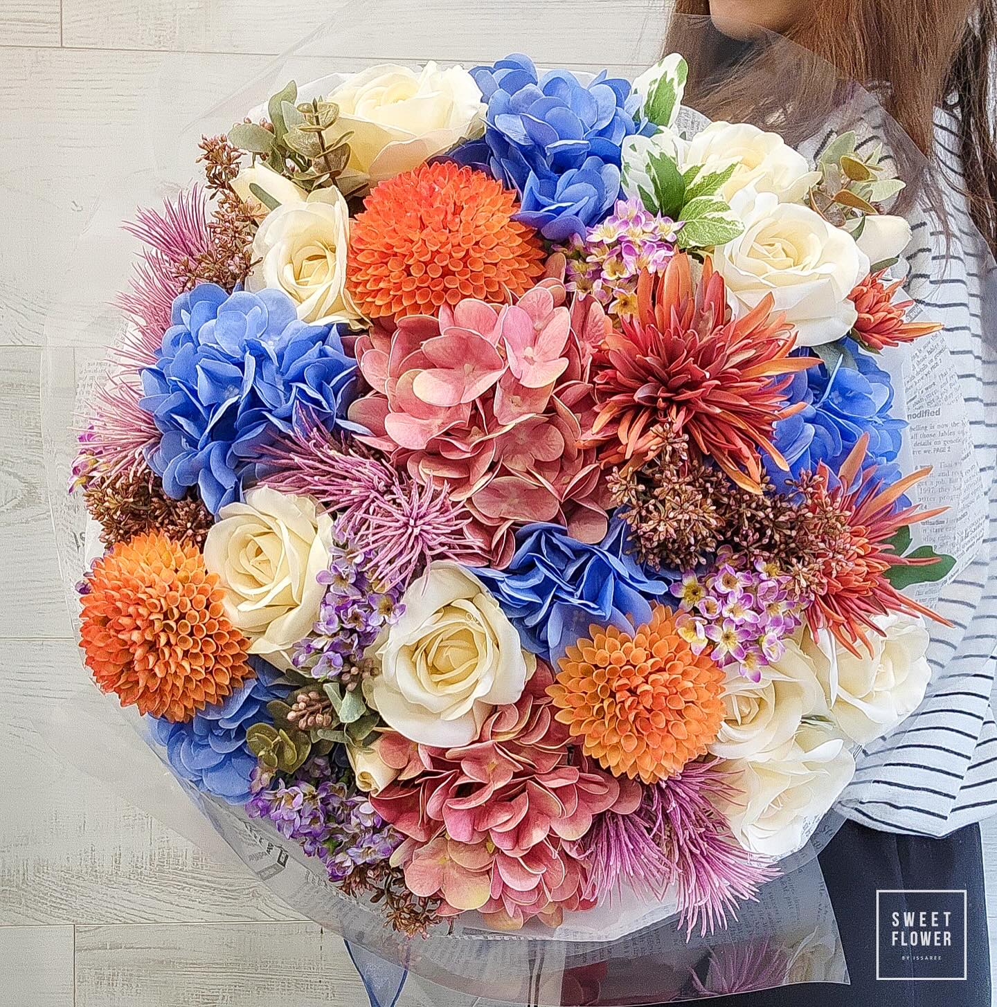 กล่อง หลากสี ดอกไม้หลัก ไฮเดรนเยีย กุหลาบ เดซี่/มาร์กาเร็ต — ผลงานร้านดอกไม้ Sweetflower by Issaree