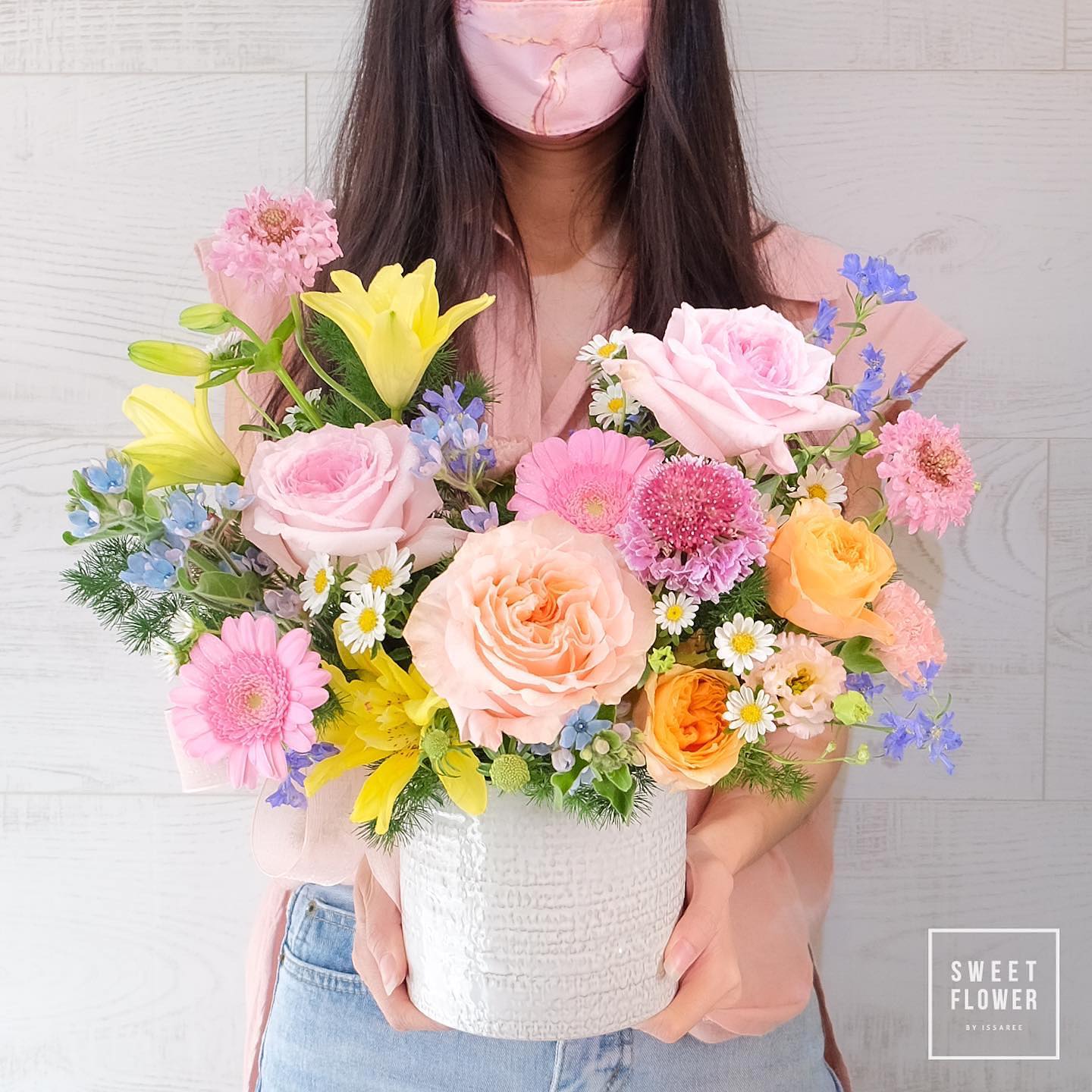 แจกัน หลากสี หวาน ดอกไม้หลัก กุหลาบ ลิลลี่ เดซี่/มาร์กาเร็ต — ผลงานร้านดอกไม้ Sweetflower by Issaree — ภาพที่ 2 จาก 2