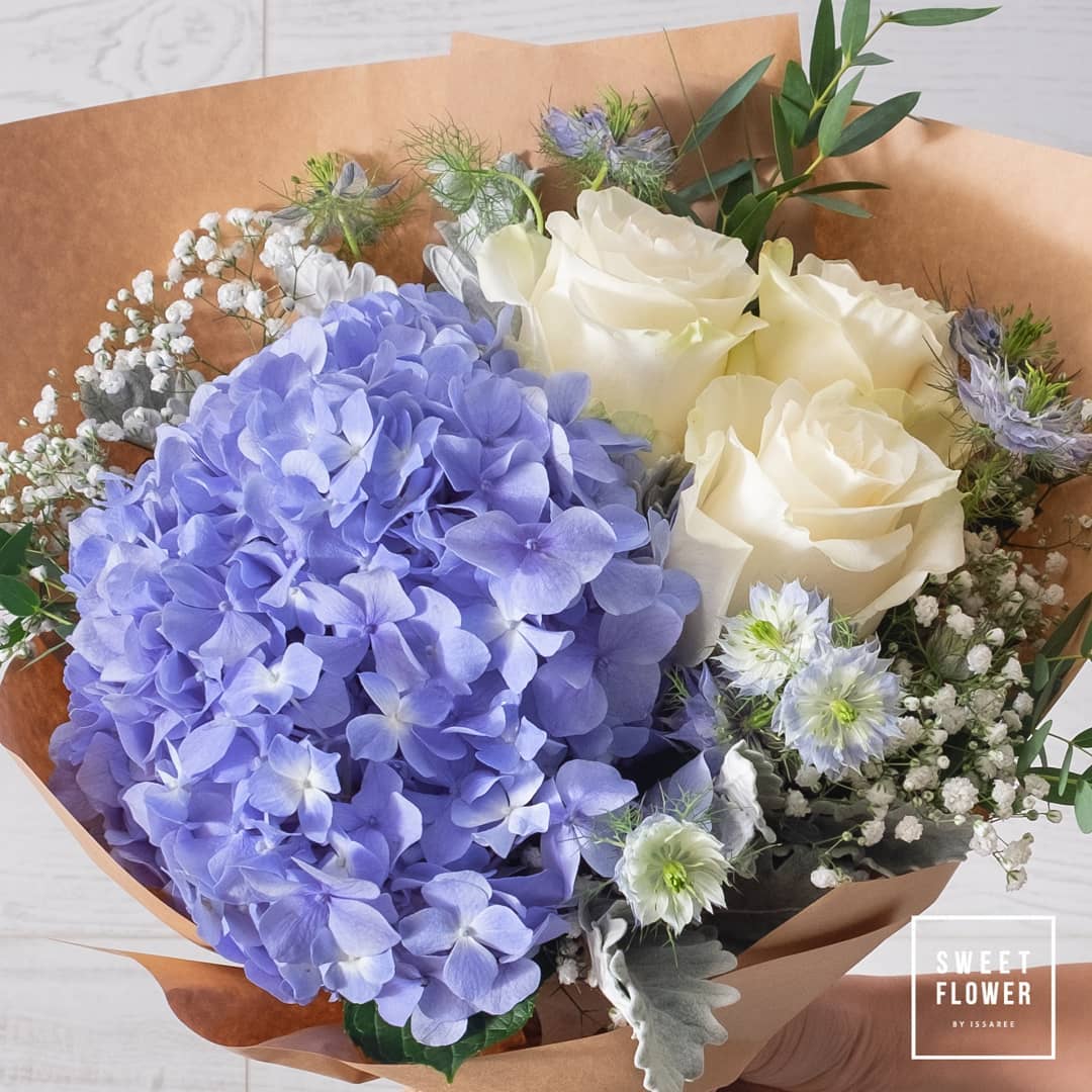 ช่อ ม่วง-ฟ้า หวาน ดอกไม้หลัก ไฮเดรนเยีย กุหลาบ เบญจมาศ/มัม — ผลงานร้านดอกไม้ Sweetflower by Issaree