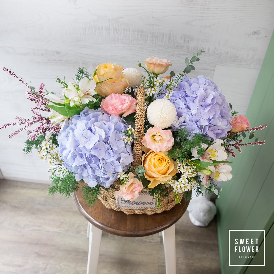 ตะกร้า ม่วง-ฟ้า หวาน ดอกไม้หลัก ไฮเดรนเยีย กุหลาบ คาร์เนชั่น — ผลงานร้านดอกไม้ Sweetflower by Issaree — ภาพที่ 3 จาก 3